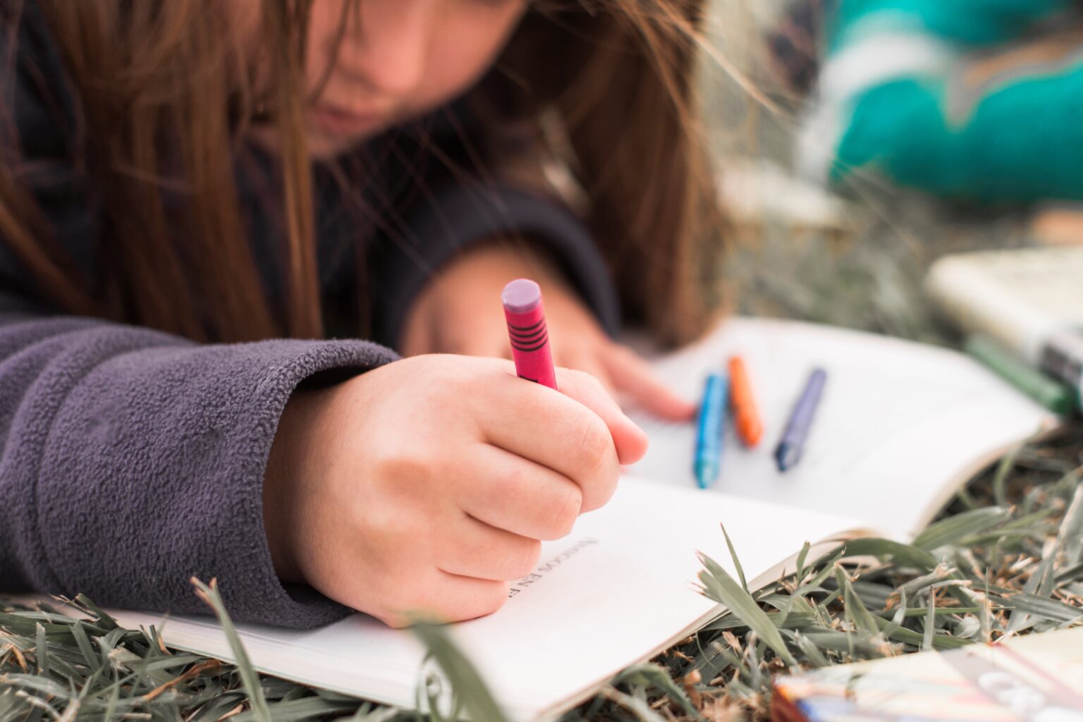 anonymous-girl-drawing-grass